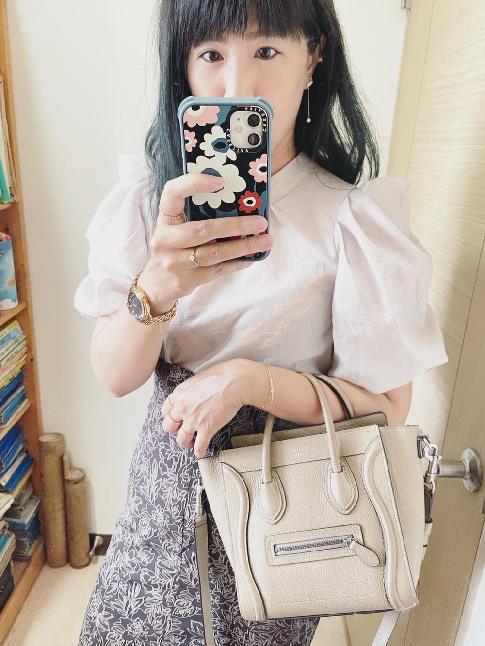 ブラウン系のスカート、ベージュ系のバッグ、ベージュ系のスリッポンを着用したレディースの夏コーディネートの4枚目の写真