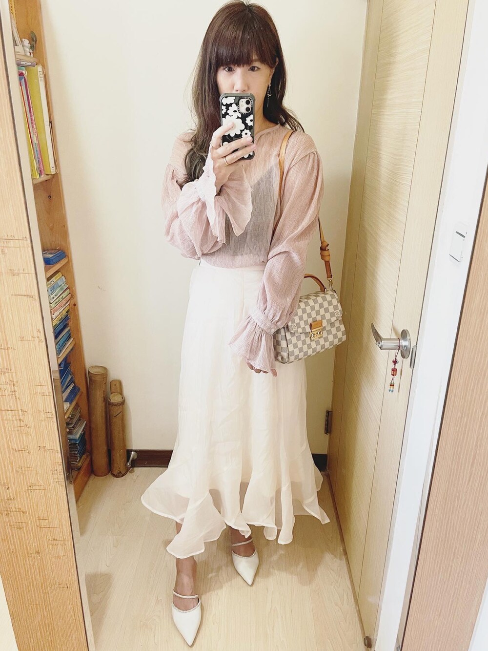 ホワイト系のシューズ、その他のショルダーバッグ、ホワイト系のスカートを着用したレディースの夏コーディネートの2枚目の写真