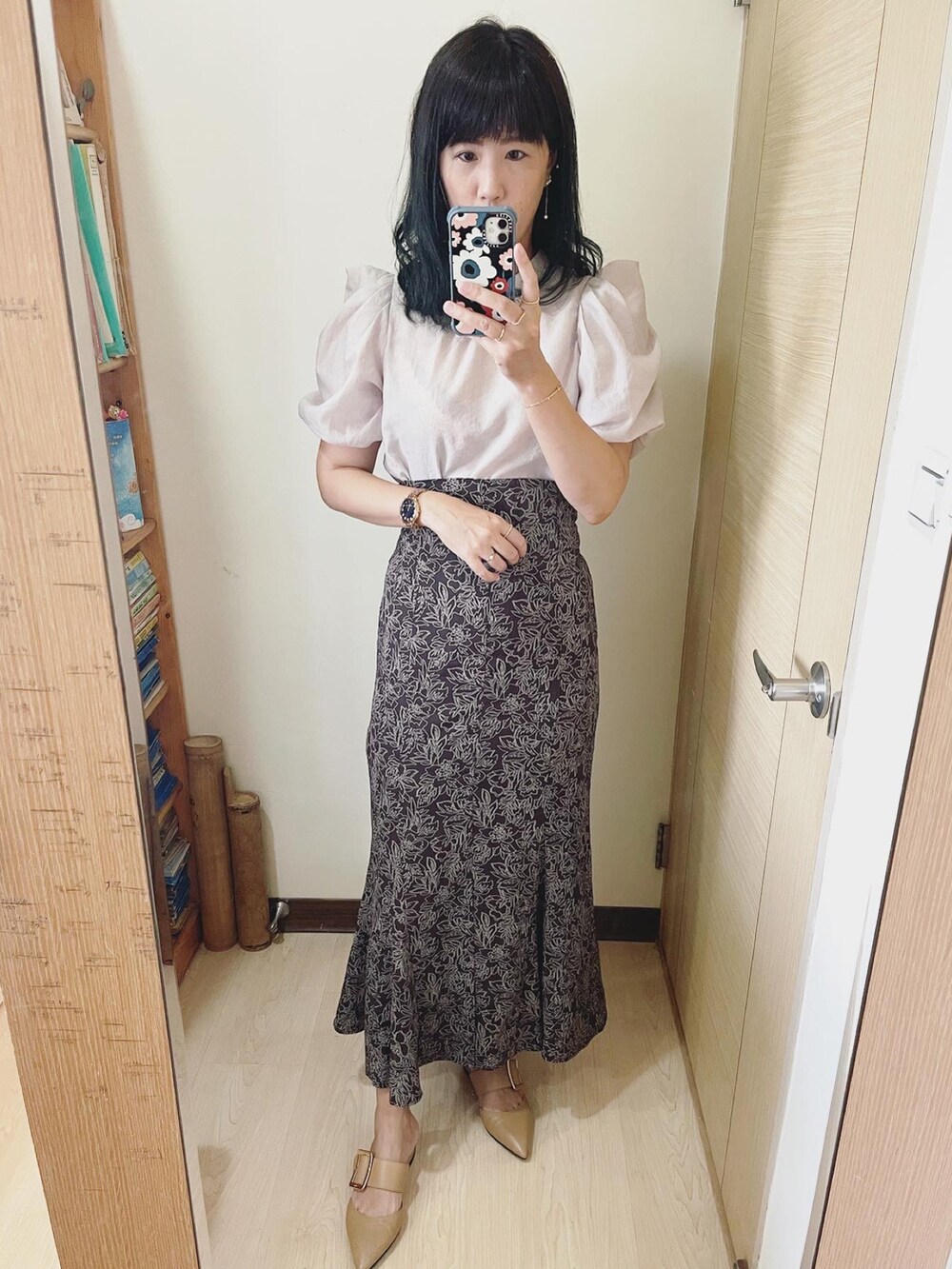 ブラウン系のスカート、ベージュ系のバッグ、ベージュ系のスリッポンを着用したレディースの夏コーディネートの3枚目の写真