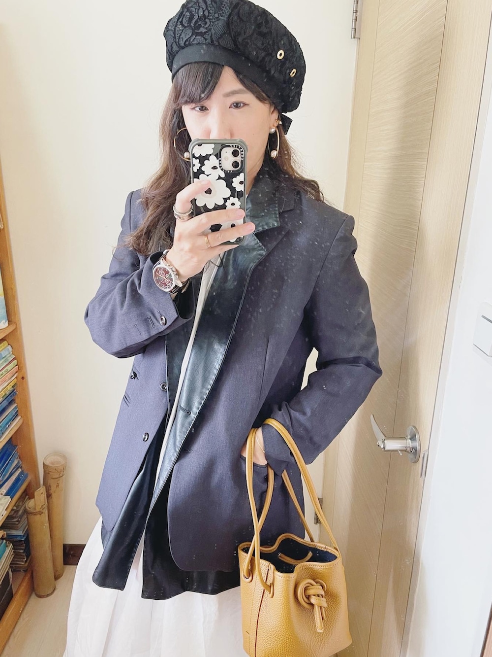 ブラック系のシューズ、ブラウン系のハンドバッグ、ホワイト系のワンピース/ドレスを着用したレディースの春コーディネートの2枚目の写真