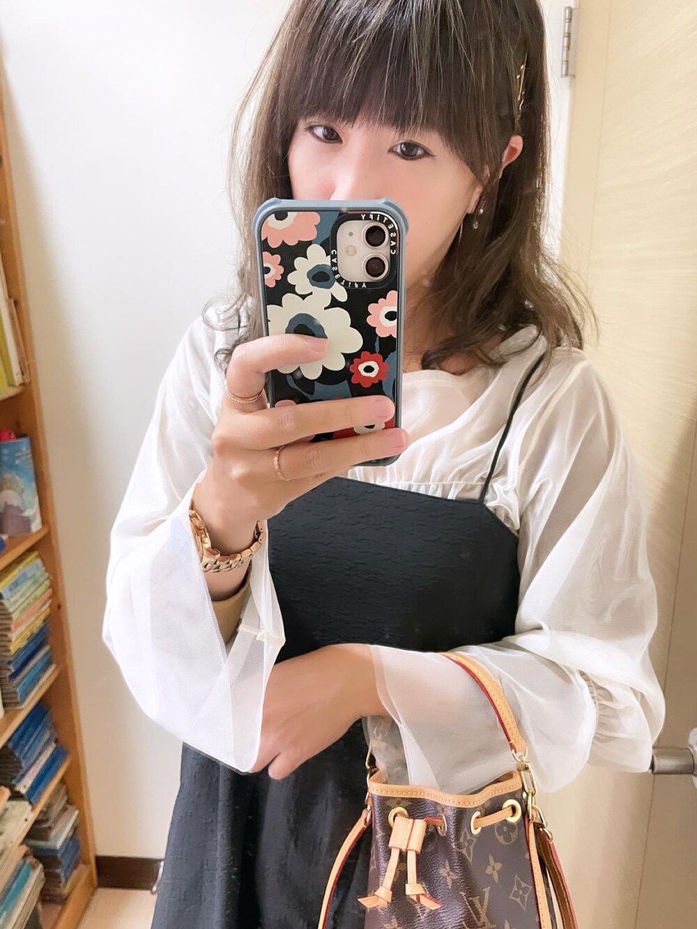 ブラック系のシューズ、その他のバッグ、ブラック系のワンピースを着用したレディースの冬コーディネートの3枚目の写真