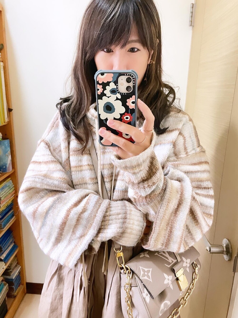 ブラック系のブーツ、グレー系のバッグ、ベージュ系のニット/セーターを着用したレディースの冬コーディネートの2枚目の写真