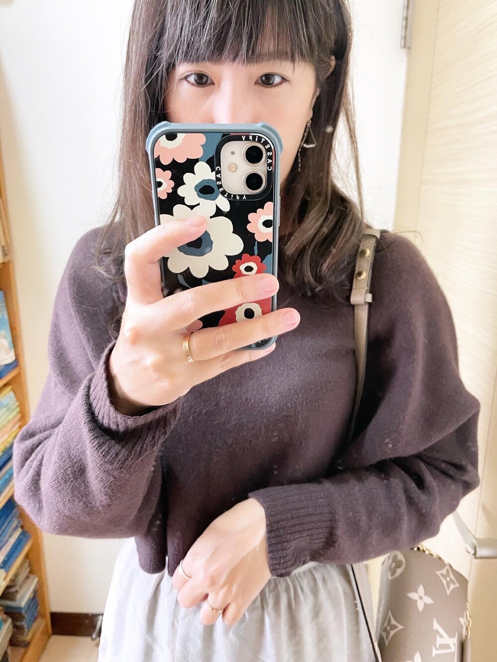 ベージュ系のスカート、ブラウン系のトップス、グレー系のバッグを着用したレディースの春コーディネートの2枚目の写真
