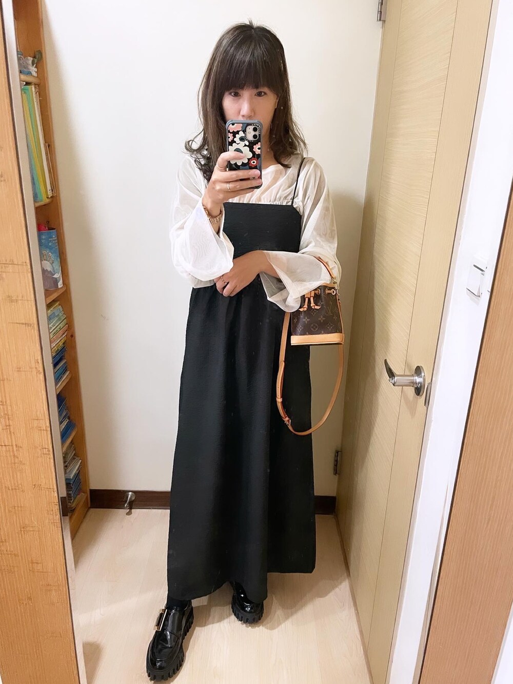 ブラック系のシューズ、その他のバッグ、ブラック系のワンピースを着用したレディースの冬コーディネートの2枚目の写真