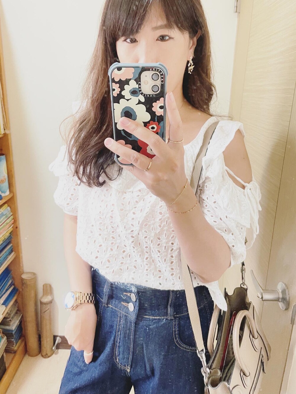 ベージュ系のバッグ、ホワイト系のシャツ/ブラウス、ホワイト系のその他シューズを着用したレディースの夏コーディネートの3枚目の写真