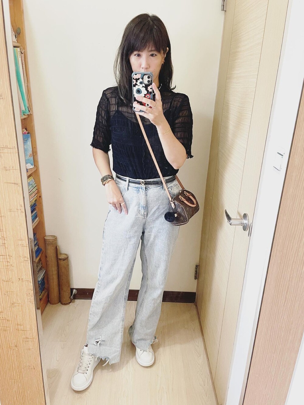 ホワイト系のその他シューズ、その他のバックパック/リュック、ブラック系のTシャツ/カットソーを着用したレディースの夏コーディネートの2枚目の写真