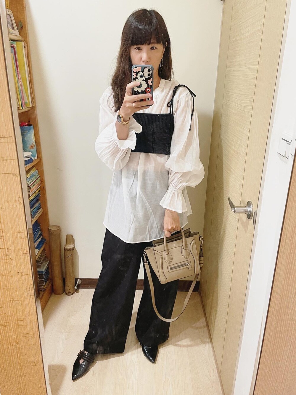 ブラック系のその他パンツ、ベージュ系のバッグ、ブラック系のシューズを着用したレディースの夏コーディネートの2枚目の写真