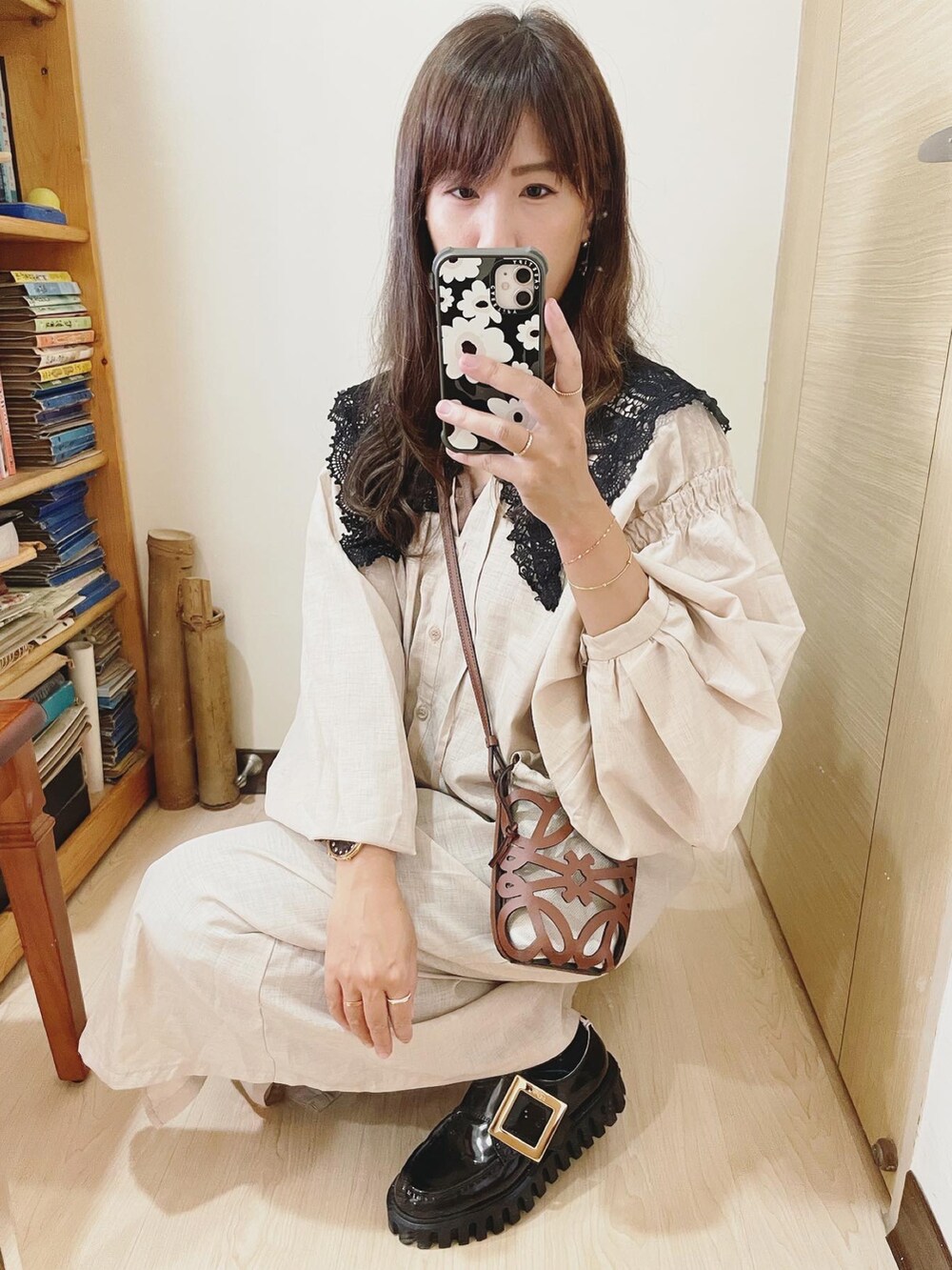 ブラウン系のベスト、ベージュ系のシャツワンピース、ブラウン系のバッグを着用したレディースの秋コーディネートの3枚目の写真