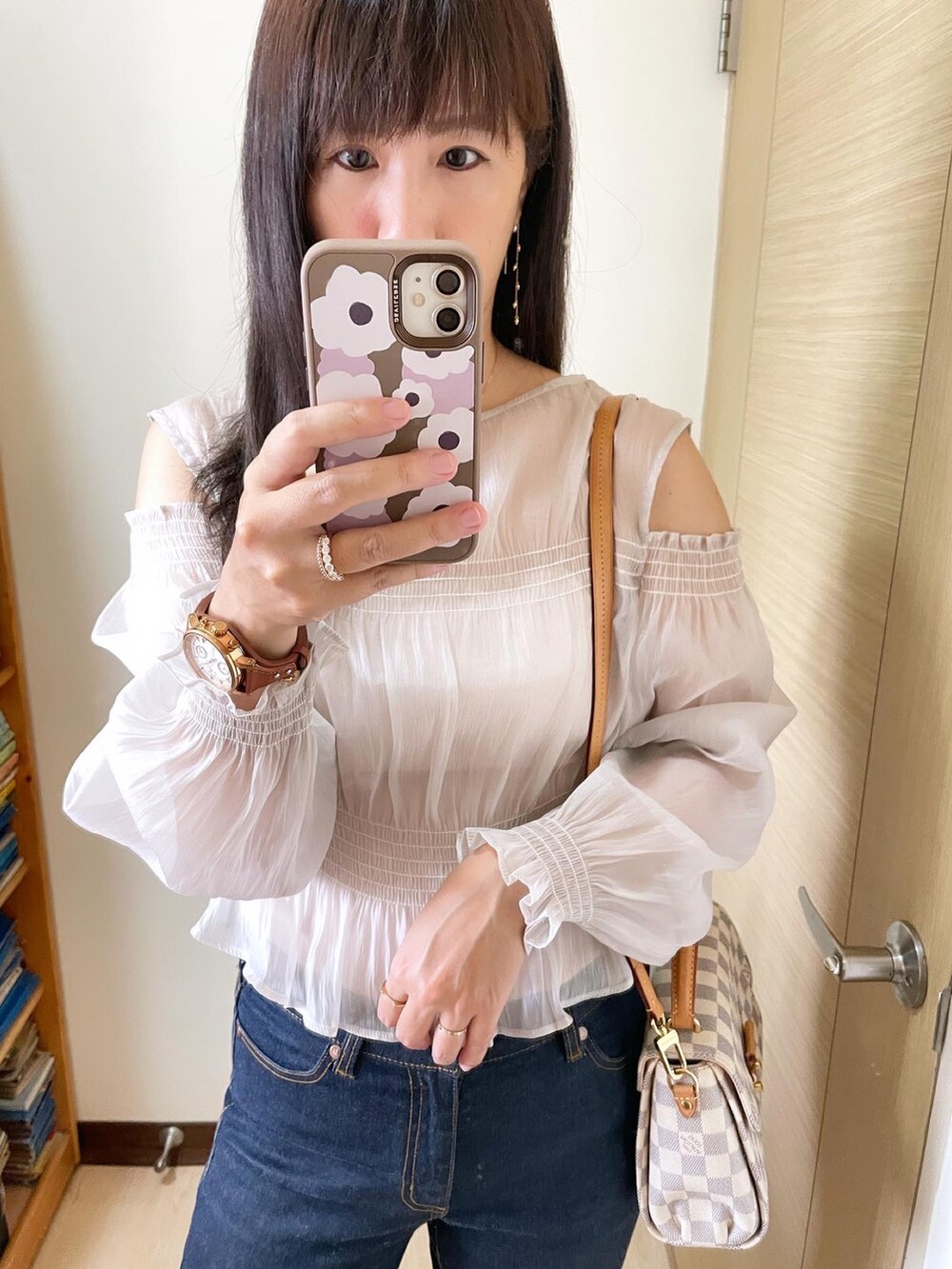 ブルー系のデニムパンツ、ベージュ系のシューズ、その他のショルダーバッグを着用したレディースの春コーディネートの2枚目の写真