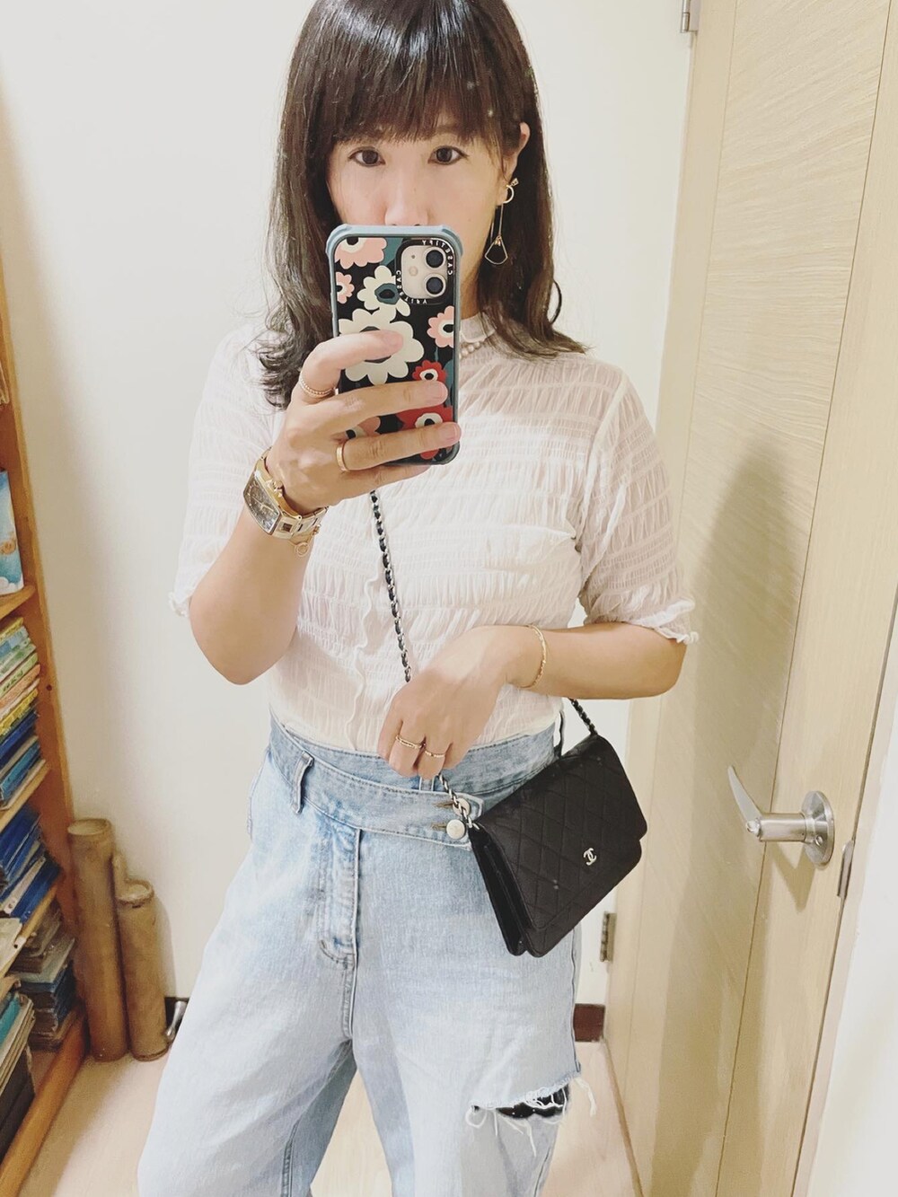 ベージュ系のTシャツ/カットソー、ブラック系のバッグ、ホワイト系のシューズを着用したレディースの夏コーディネートの3枚目の写真