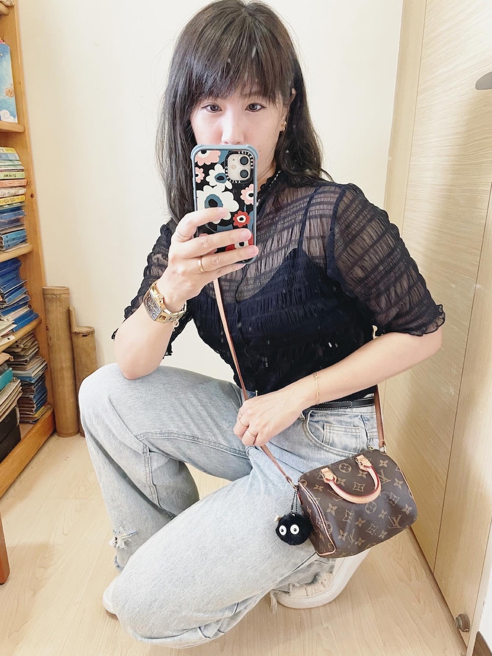 ホワイト系のその他シューズ、その他のバックパック/リュック、ブラック系のTシャツ/カットソーを着用したレディースの夏コーディネートの3枚目の写真