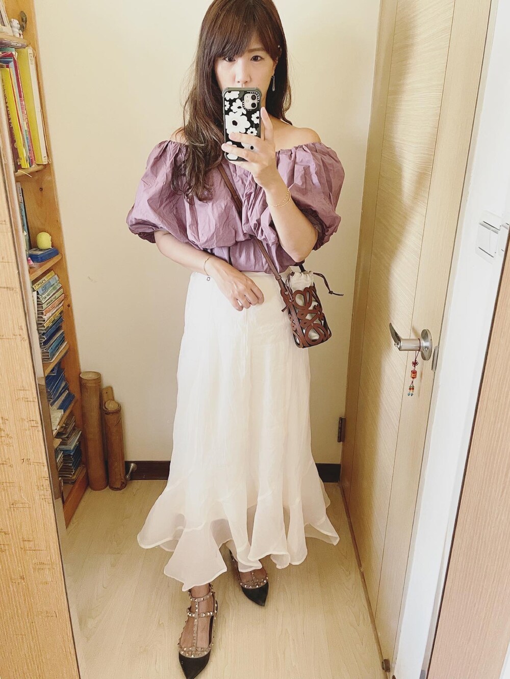 ホワイト系のスカート、パープル系のシャツ/ブラウス、ブラウン系のバッグを着用したレディースの夏コーディネートの2枚目の写真