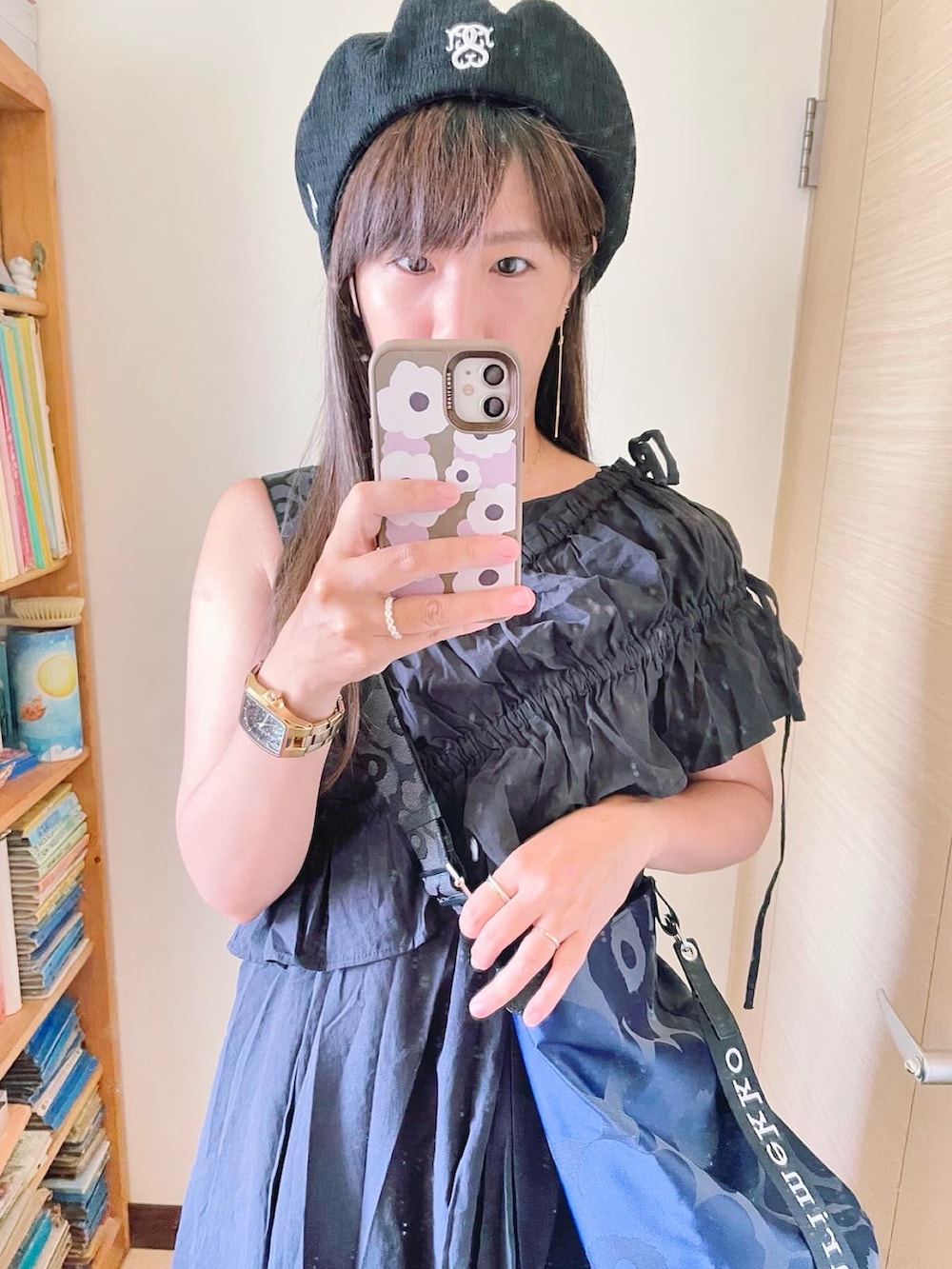 ブルー系のショルダーバッグ、ブラック系のワンピース、ブラック系のサンダルを着用したレディースの夏コーディネートの2枚目の写真