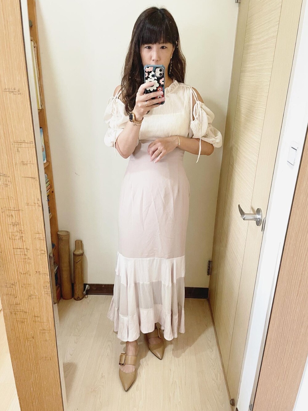 ピンク系のスカート、ベージュ系のスリッポン、ベージュ系のバッグを着用したレディースの夏コーディネートの2枚目の写真