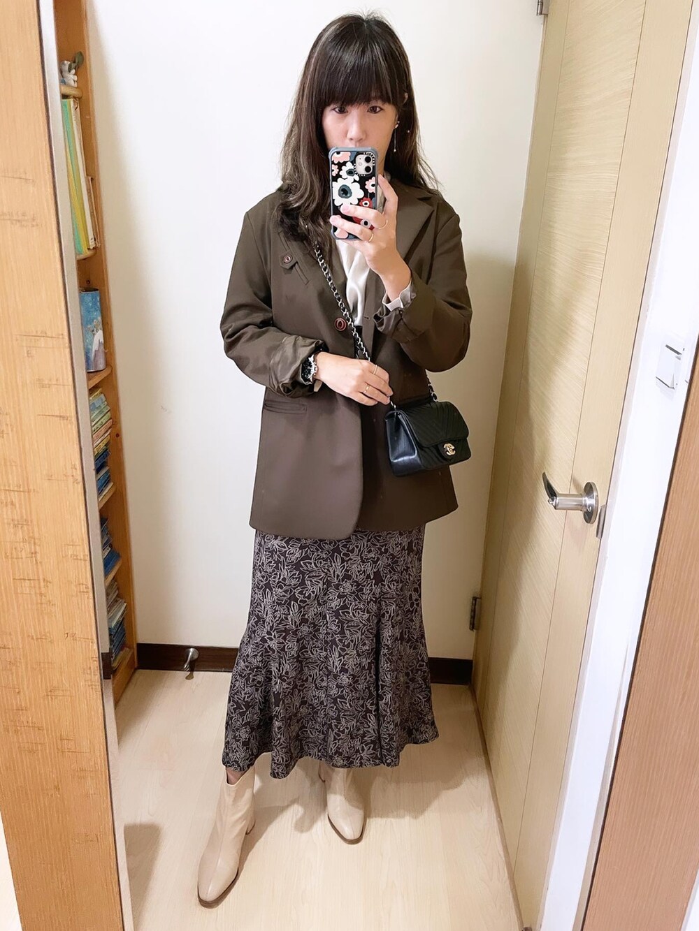 ブラウン系のスカート、ベージュ系のシューズ、ブラック系のバッグを着用したレディースの冬コーディネートの4枚目の写真