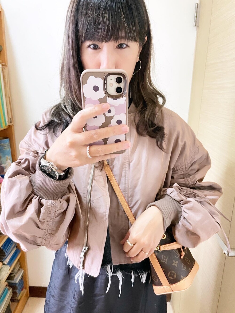 ピンク系のMA-1、その他のバッグ、ブラック系のスカートを着用したレディースの春コーディネートの2枚目の写真