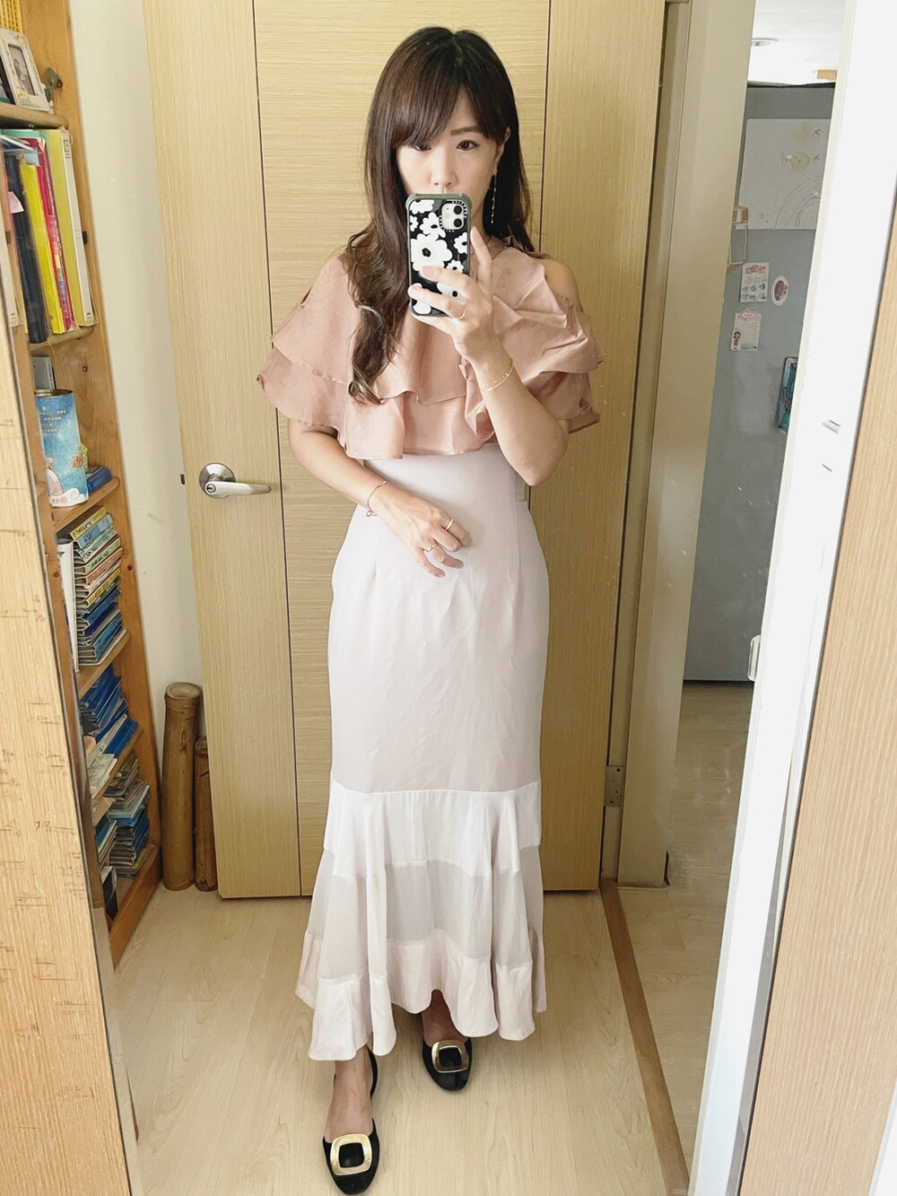 ブラック系のシューズ、ピンク系のスカート、ベージュ系のトップスを着用したレディースの秋コーディネートの2枚目の写真