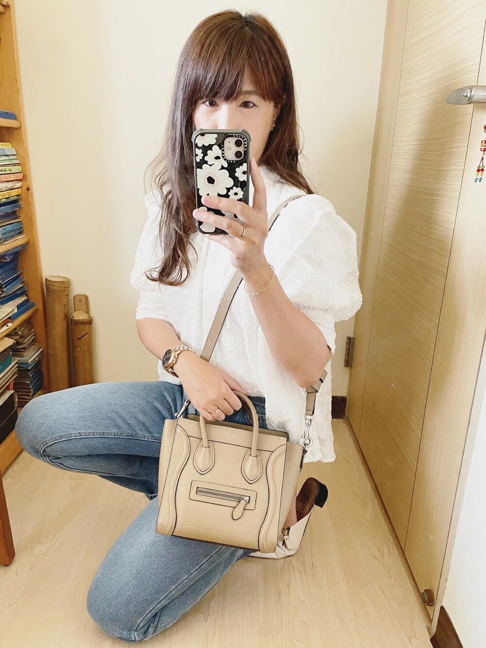 ホワイト系のシャツ/ブラウス、ベージュ系のバッグ、ホワイト系のシューズを着用したレディースの夏コーディネートの3枚目の写真