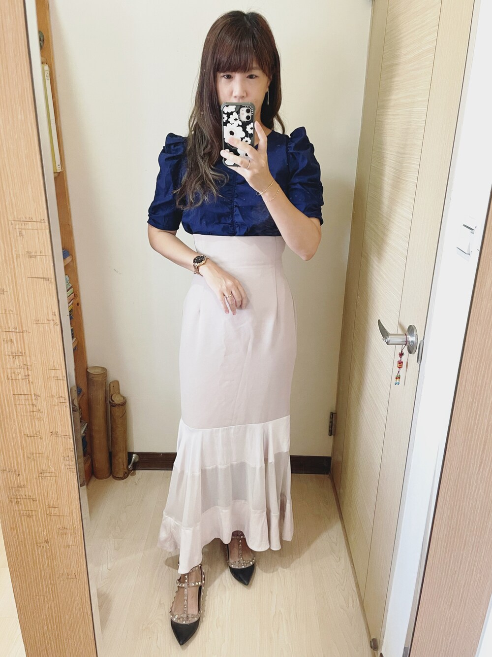 ブルー系のトップス、ピンク系のスカート、ブラック系のシューズを着用したレディースの夏コーディネートの4枚目の写真