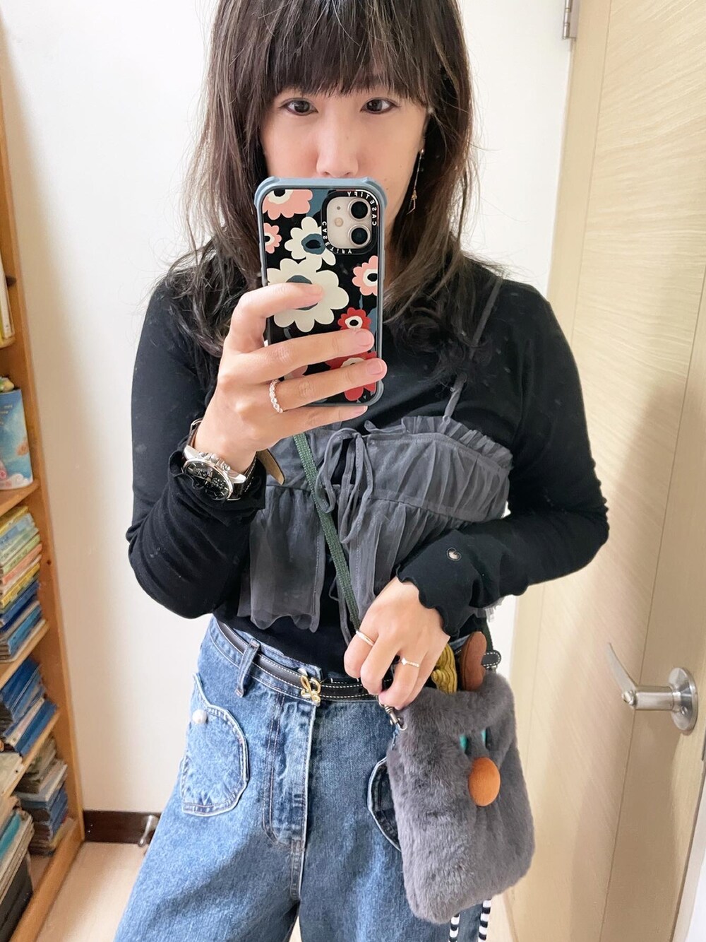 ホワイト系のその他シューズ、ブラック系のワンピースを着用したレディースの冬コーディネートの2枚目の写真