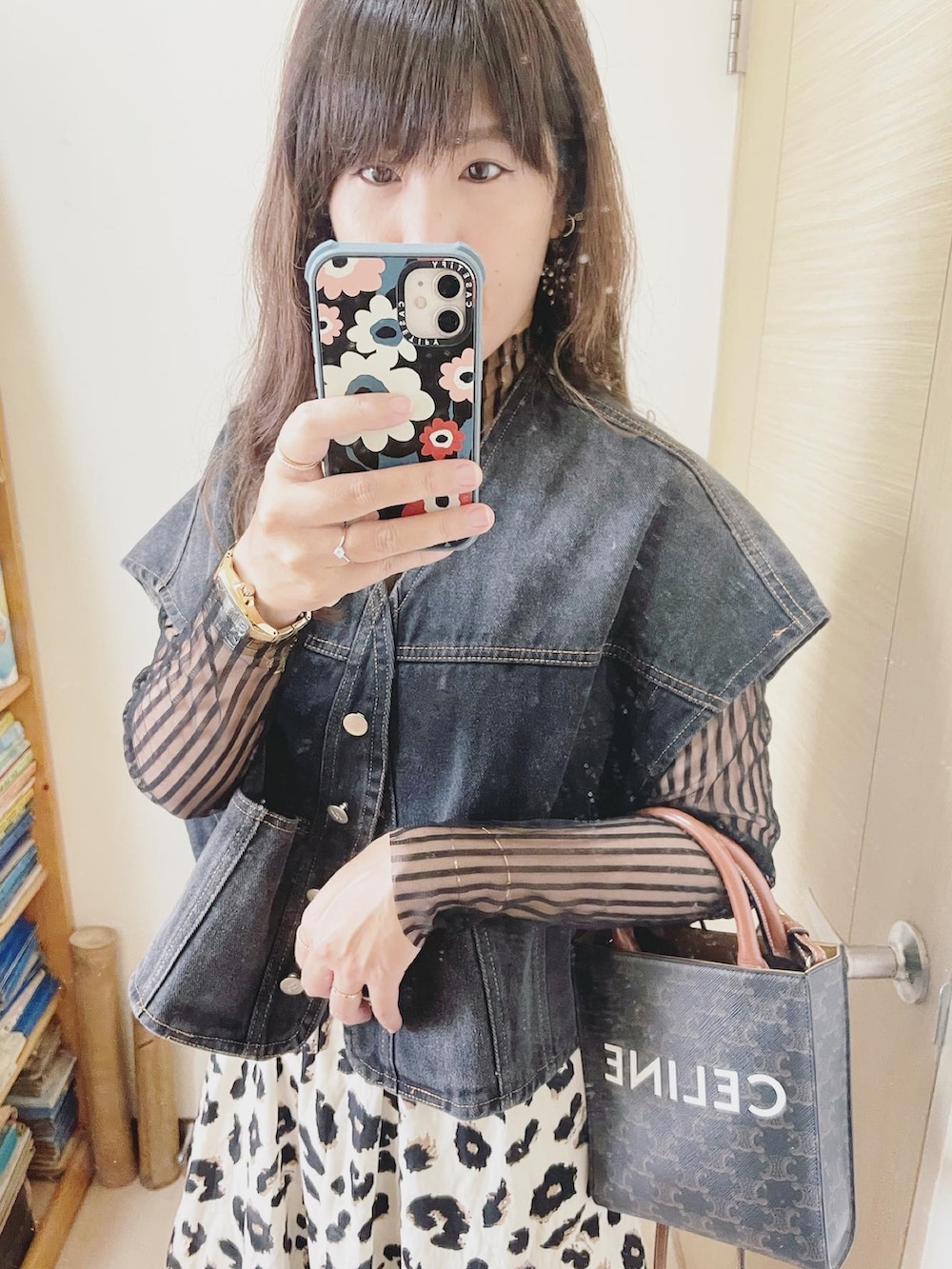 ホワイト系のスカート、ブラウン系のバッグ、ブラック系のシューズを着用したレディースの夏コーディネートの2枚目の写真