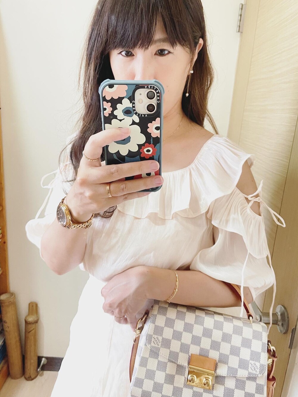 ホワイト系のスカート、ホワイト系のシャツ/ブラウス、その他のショルダーバッグを着用したレディースの夏コーディネートの3枚目の写真