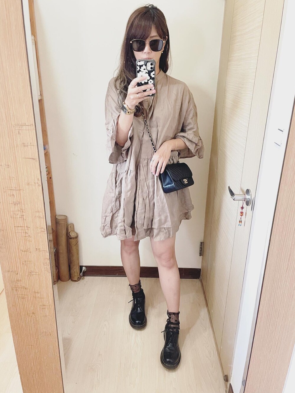 ブラック系のバッグ、ブラック系のシューズ、ブラック系のサングラスを着用したレディースの夏コーディネートの2枚目の写真