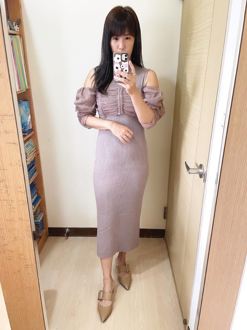 ベージュ系のスリッポン、その他のショルダーバッグ、ホワイト系のワンピースを着用したレディースの春コーディネートの2枚目の写真