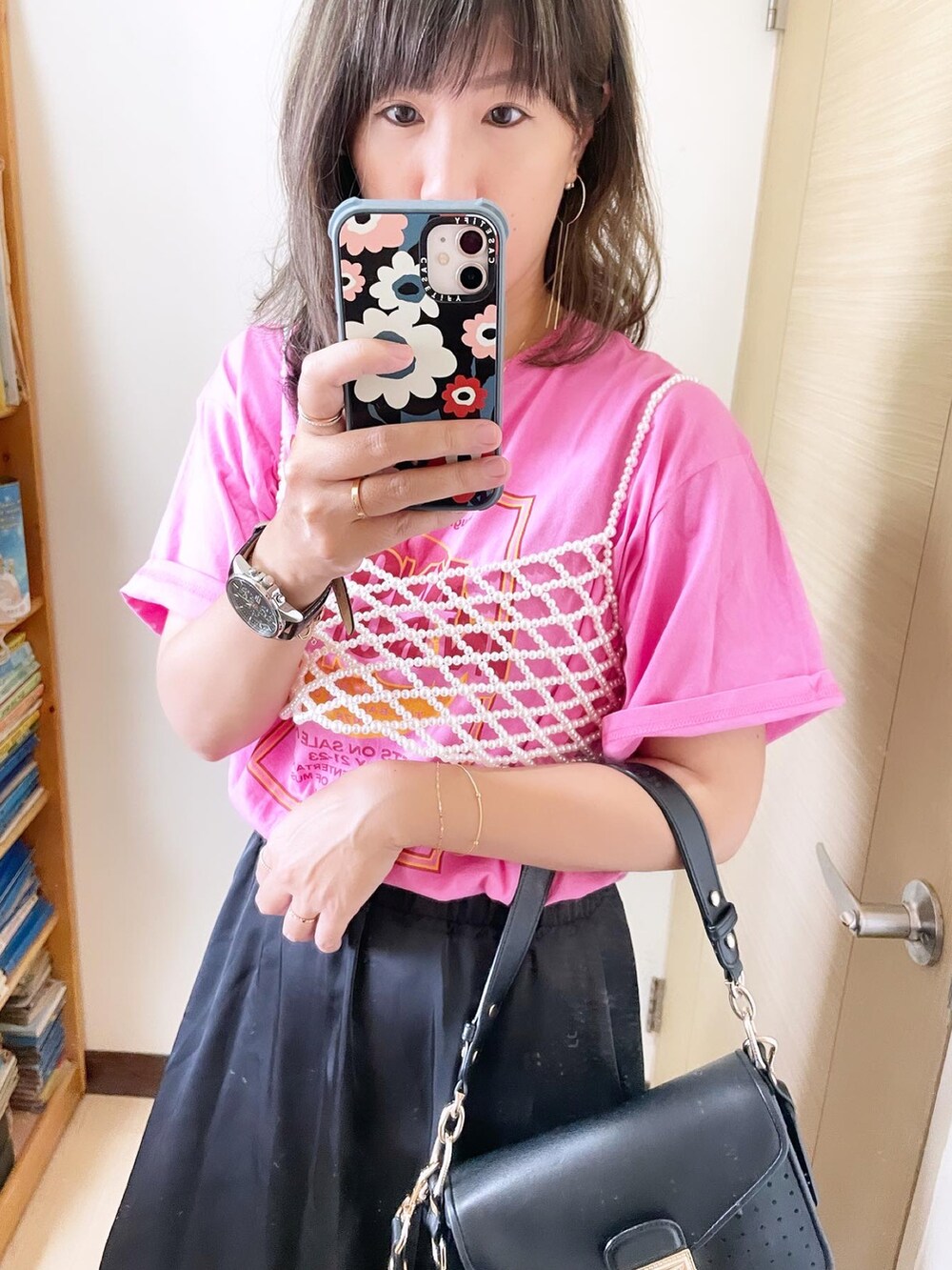 ピンク系のTシャツ/カットソー、ブラック系のショルダーバッグ、ホワイト系のその他シューズを着用したレディースの秋コーディネートの3枚目の写真