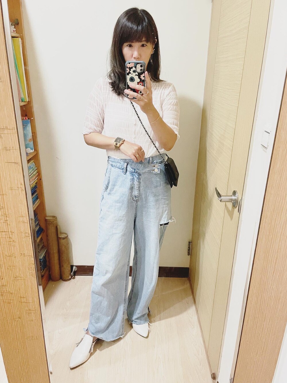 ベージュ系のTシャツ/カットソー、ブラック系のバッグ、ホワイト系のシューズを着用したレディースの夏コーディネートの2枚目の写真