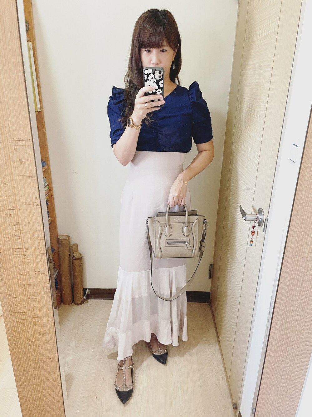 ブルー系のトップス、ピンク系のスカート、ブラック系のシューズを着用したレディースの夏コーディネートの3枚目の写真
