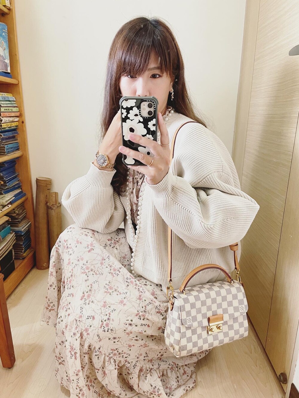 ベージュ系のカーディガン/ボレロ、その他のショルダーバッグ、ブラウン系のブーツを着用したレディースの冬コーディネートの3枚目の写真