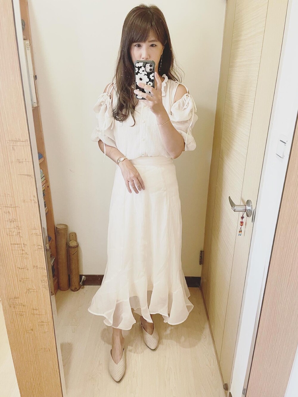 ブラック系のシャツ/ブラウス、ホワイト系のスカート、その他のショルダーバッグを着用したレディースの夏コーディネートの3枚目の写真