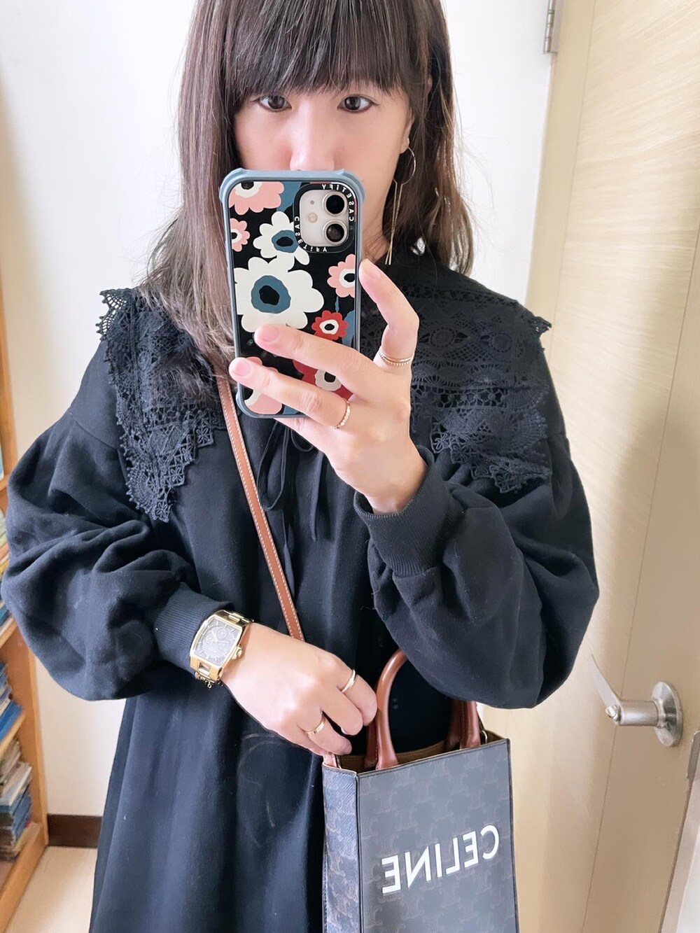 ブラック系のシューズ、ブラウン系のバッグ、ブラック系の付け襟を着用したレディースの冬コーディネートの2枚目の写真