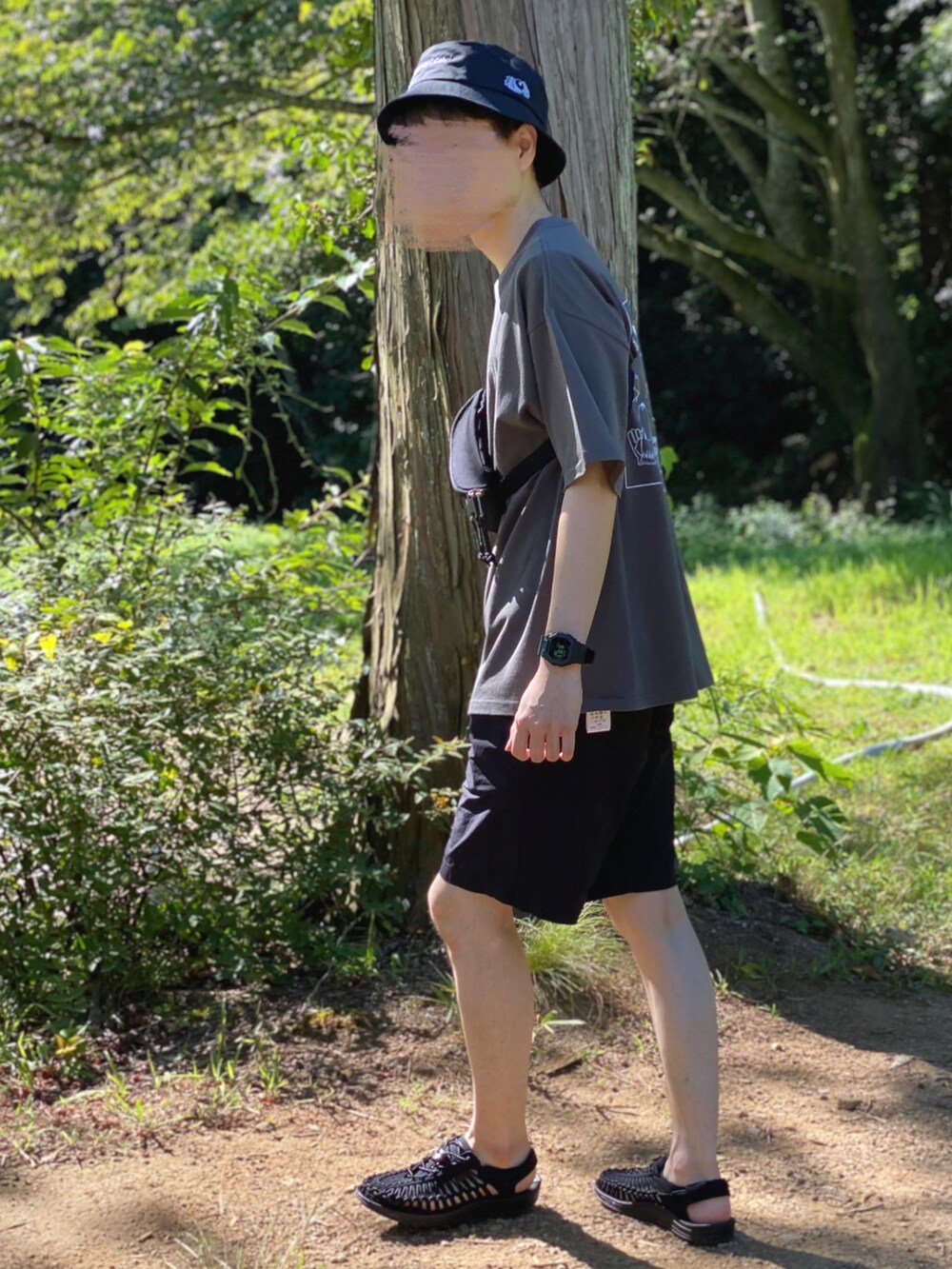 グレー系のTシャツ/カットソー、ブラック系のサンダル、ブラック系のボディバッグ/ウエストポーチを着用したメンズの夏コーディネートの2枚目の写真