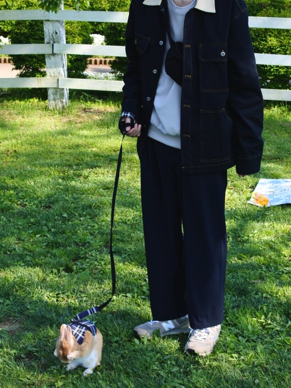 ブルー系のカバーオール、ベージュ系のスウェット、ブルー系のスラックスを着用したメンズの春コーディネートの2枚目の写真