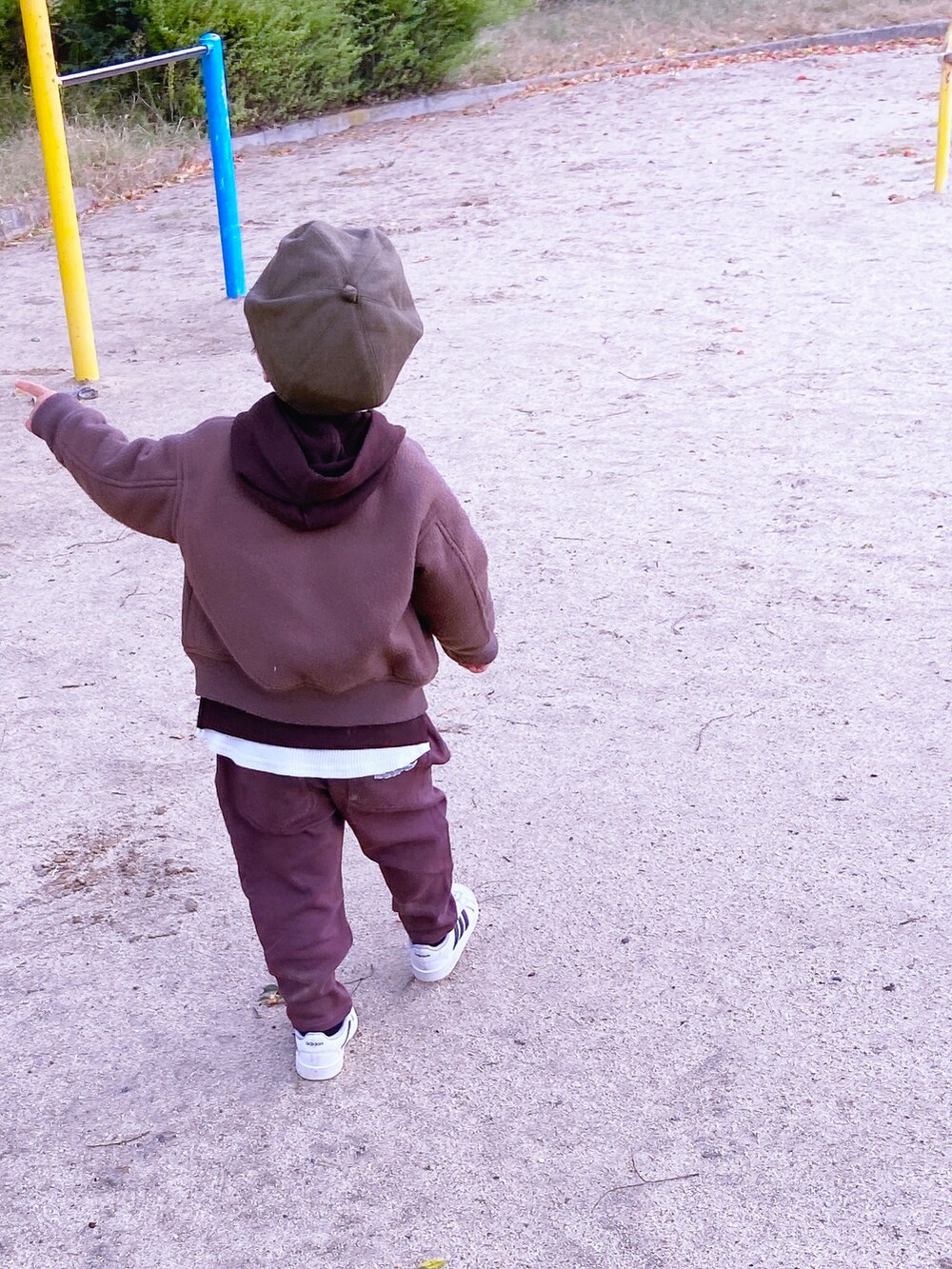 ブラウン系のブルゾン、ブラウン系のパーカー、ブラウン系のその他パンツを着用したキッズの冬コーディネートの3枚目の写真