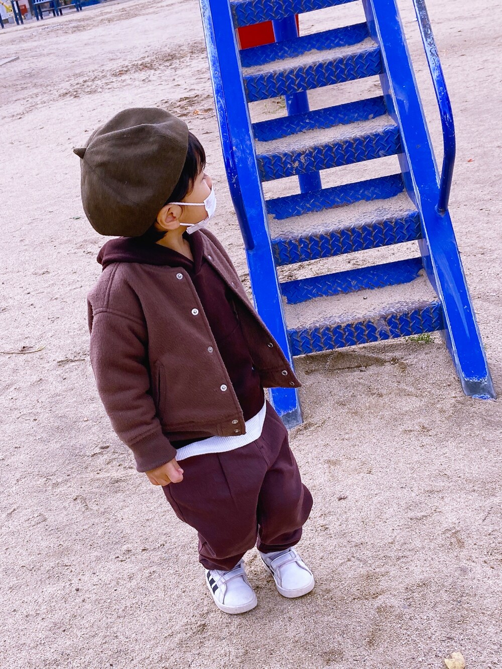 ブラウン系のブルゾン、ブラウン系のパーカー、ブラウン系のその他パンツを着用したキッズの冬コーディネートの2枚目の写真