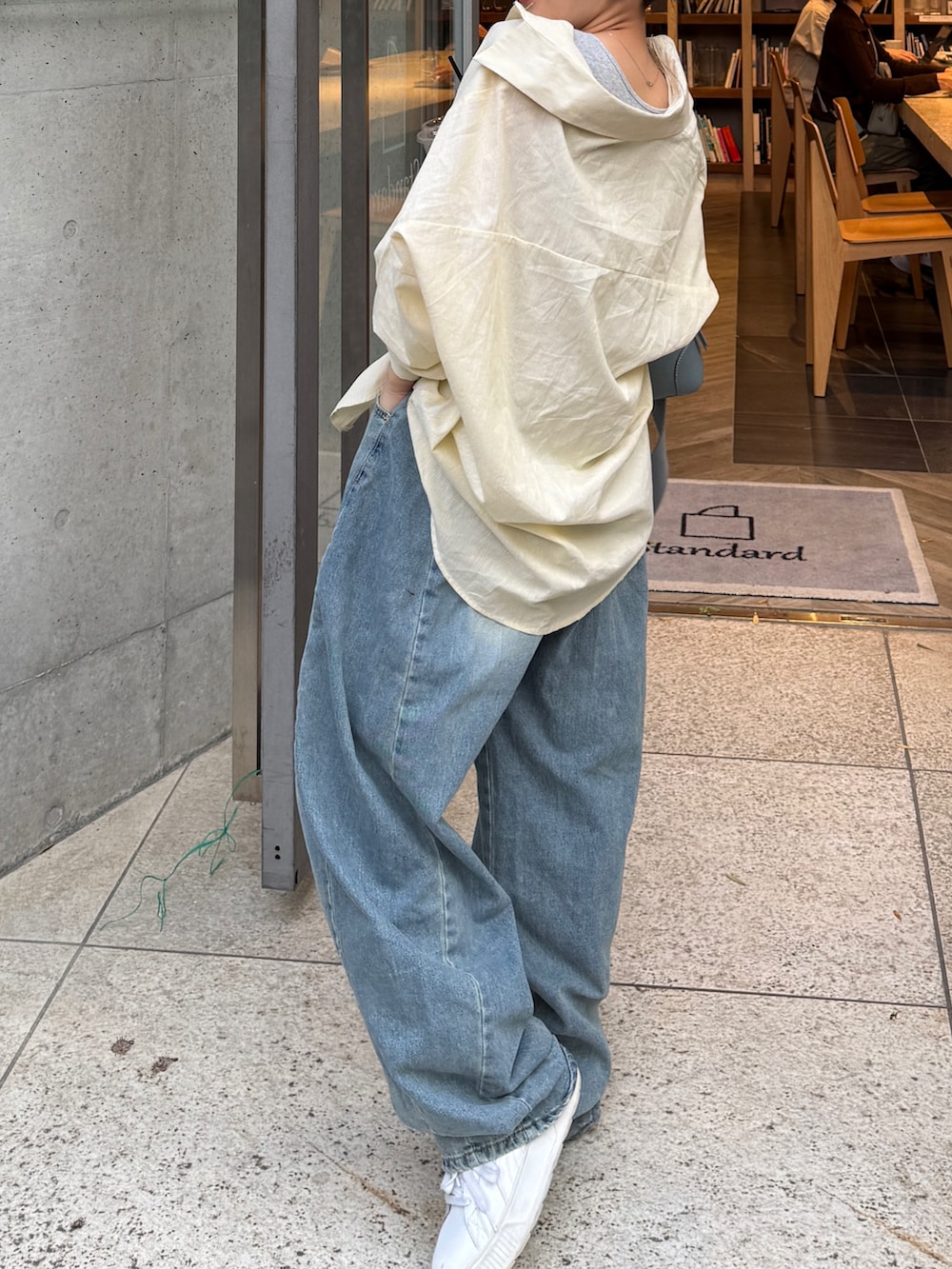 ブルー系のデニムパンツ、イエロー系のシャツ/ブラウス、グレー系のタンクトップを着用したレディースの夏コーディネートの2枚目の写真