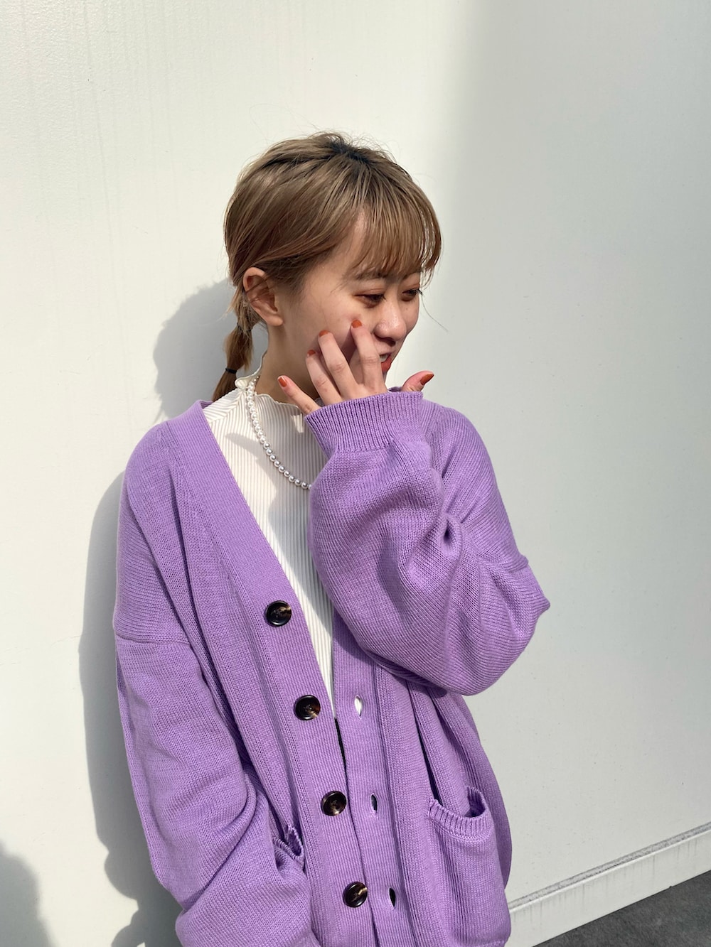 「春、オトナカジュアル、カジュアルコーデ、お洒落さんとつながりたい、ゆるコーデ、春夏コーデ、低身長コーデ、きれいめコーディネート、ミニバッグ、パープル、デニム、デニムスカート、春アウター」｜「Thevonの袖先配色プリーツメローインナー（Tシャツ/カットソー、ホワイト系）」を使った、azuさん（レディース・150cm）の春コーディネートの3枚目の写真