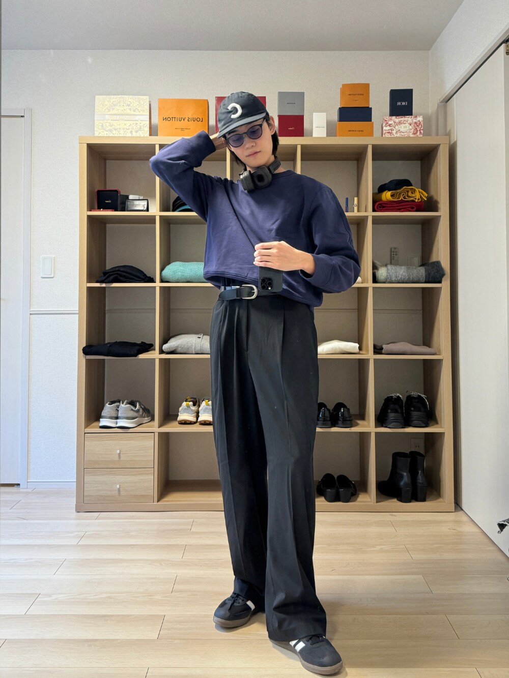 ブラック系のパンツ、ブラック系のスニーカー、ブルー系のスウェットを着用したメンズの冬コーディネートの2枚目の写真