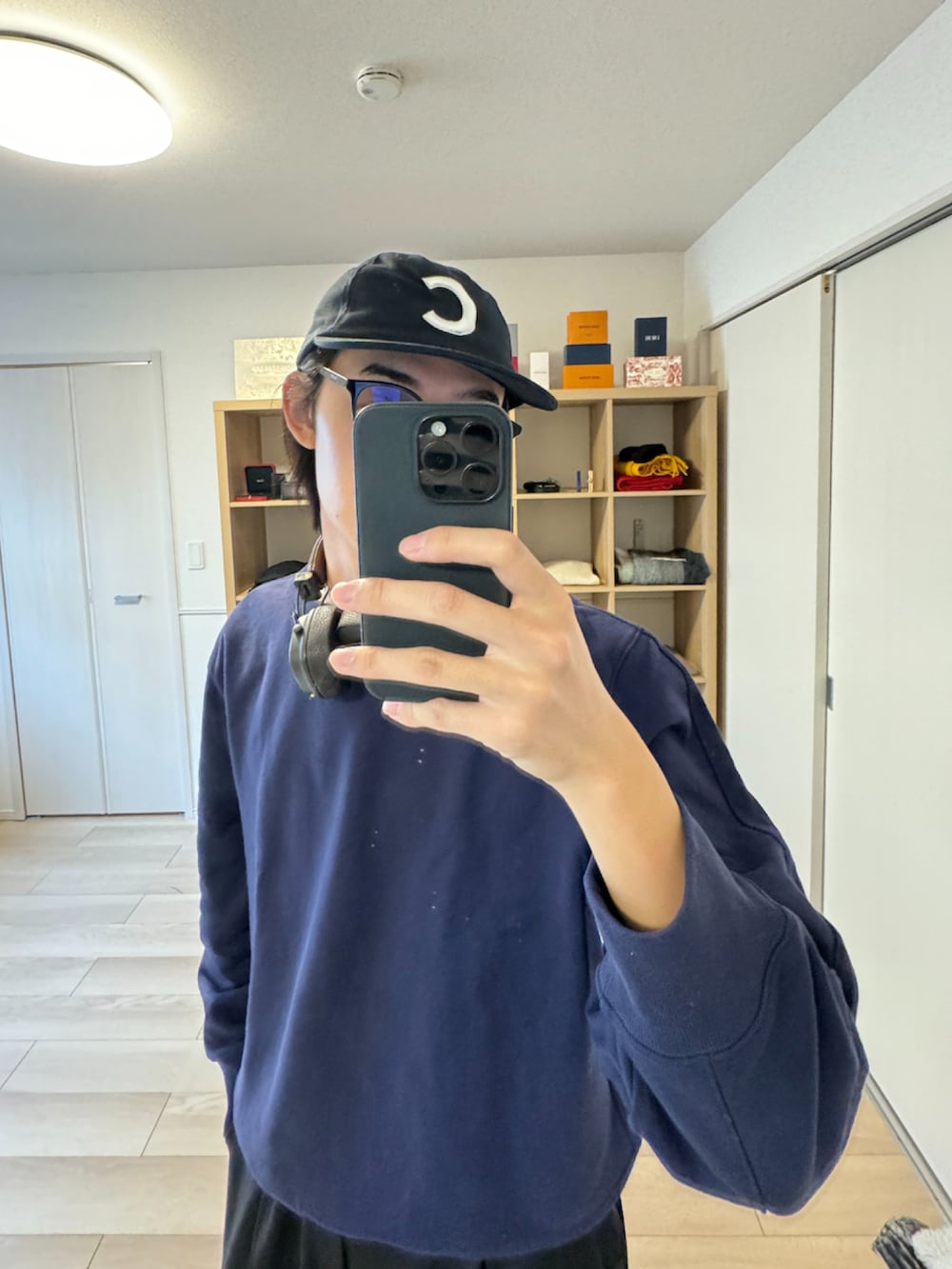 ブラック系のパンツ、ブラック系のスニーカー、ブルー系のスウェットを着用したメンズの冬コーディネートの3枚目の写真