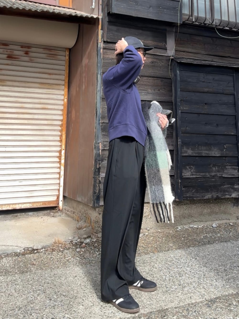 ブラック系のパンツ、ブラック系のスニーカー、ブルー系のスウェットを着用したメンズの冬コーディネートの4枚目の写真