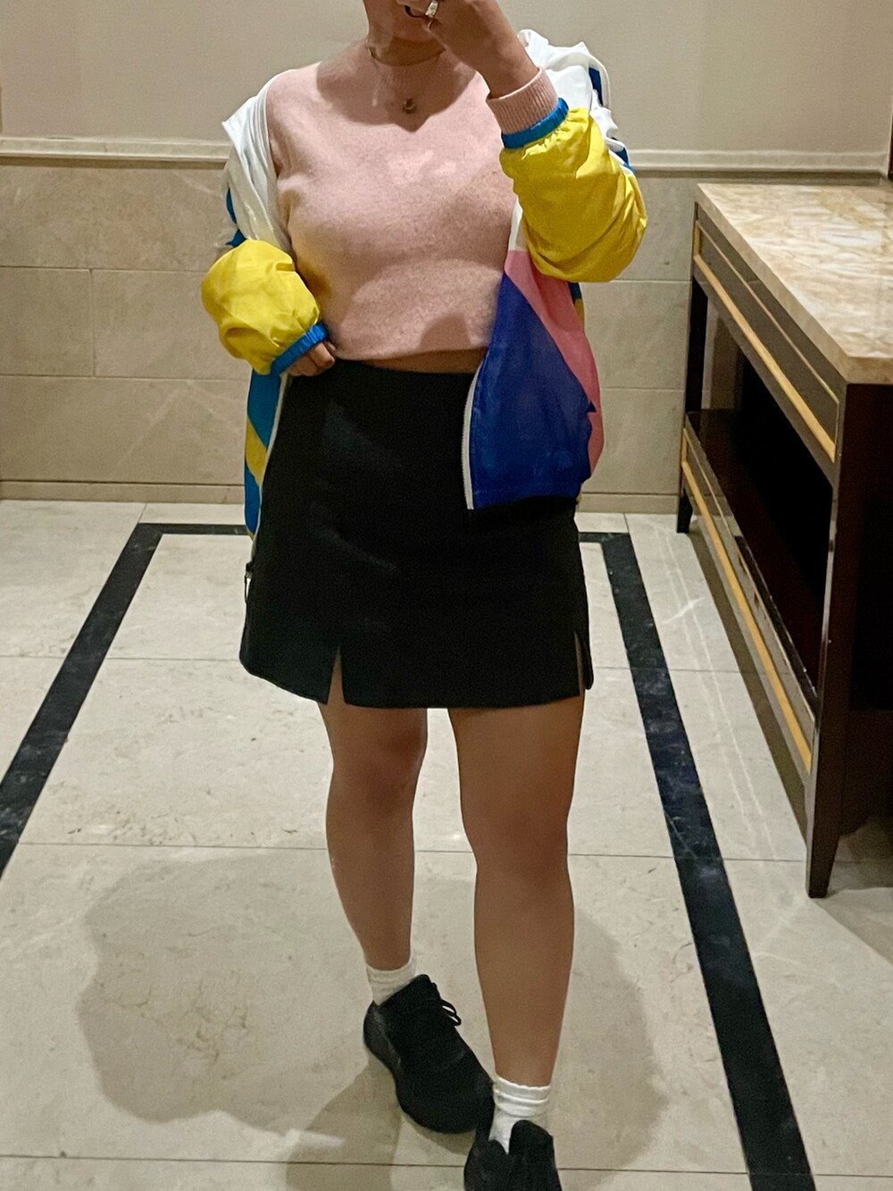 「UNIQLOのアイテム（ニット/セーター、ピンク系）」を使った、Maggiie さん（レディース・155cm）の冬コーディネートの2枚目の写真