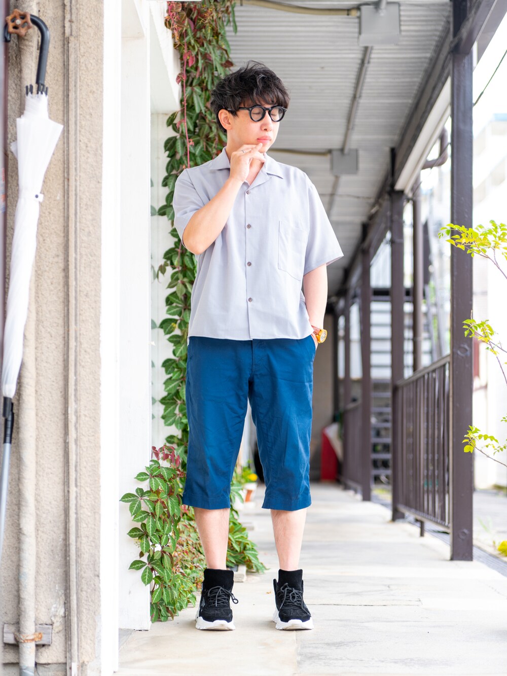 その他のシャツ/ブラウス、ブルー系のその他パンツ、ブラック系のスニーカーを着用したメンズの春コーディネートの3枚目の写真