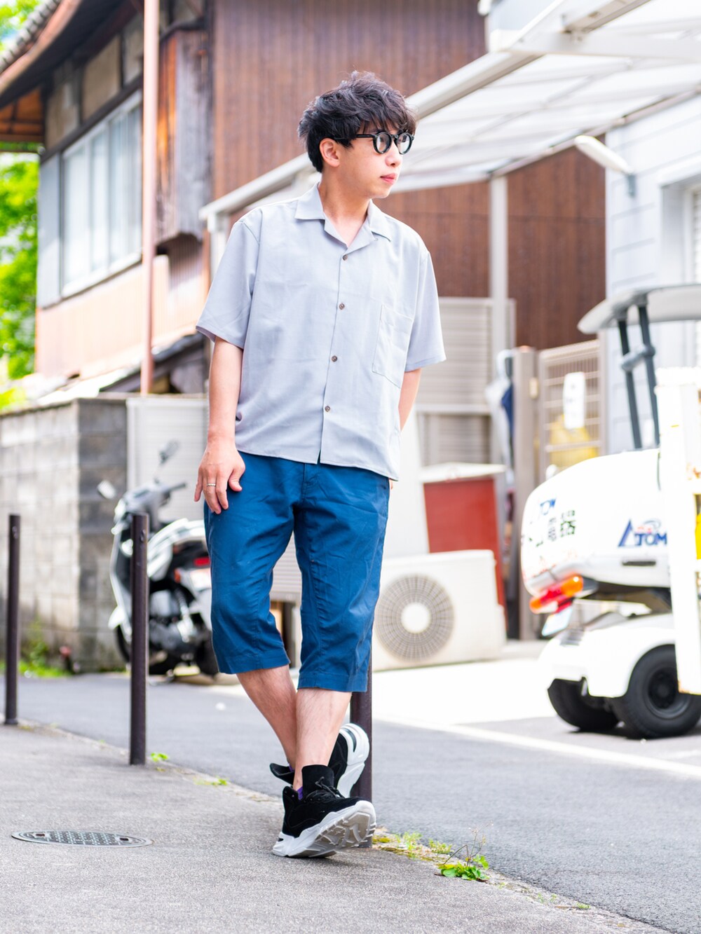 その他のシャツ/ブラウス、ブルー系のその他パンツ、ブラック系のスニーカーを着用したメンズの春コーディネートの2枚目の写真