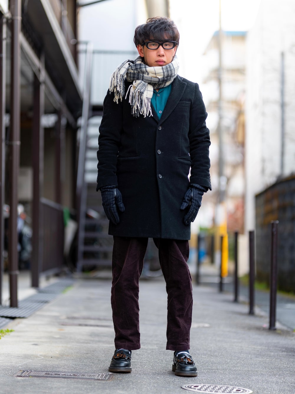 ブラック系のブルゾン、パープル系のパンツ、ブラック系のシューズを着用したメンズの冬コーディネートの2枚目の写真