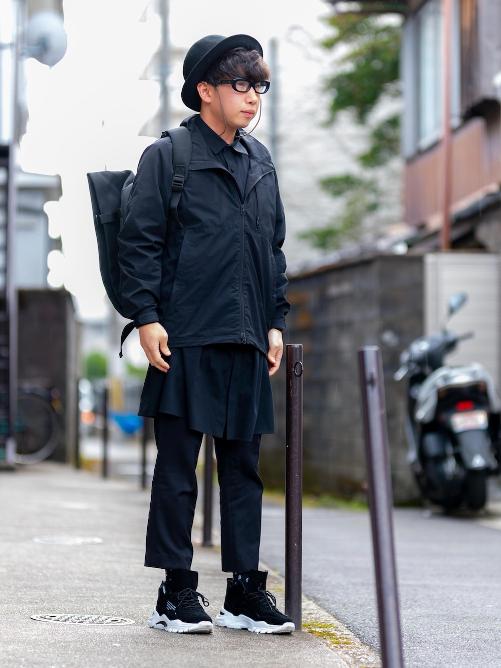 ブラック系のブルゾン、ブラック系のシャツ/ブラウス、ブラック系のスラックスを着用したメンズの冬コーディネートの2枚目の写真