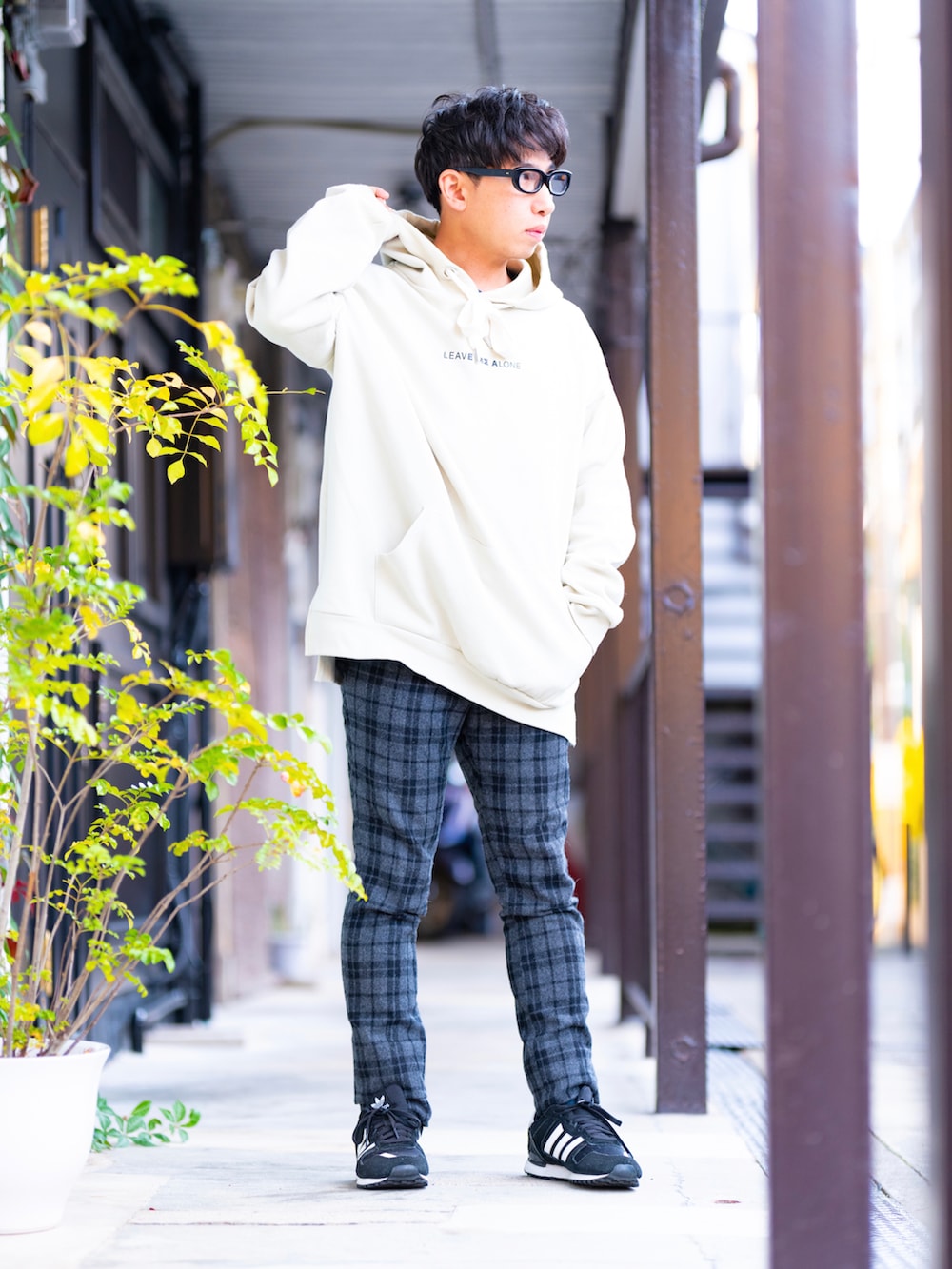 グレー系のパーカー、グレー系のその他パンツ、ブラック系のスニーカーを着用したメンズの秋コーディネートの2枚目の写真