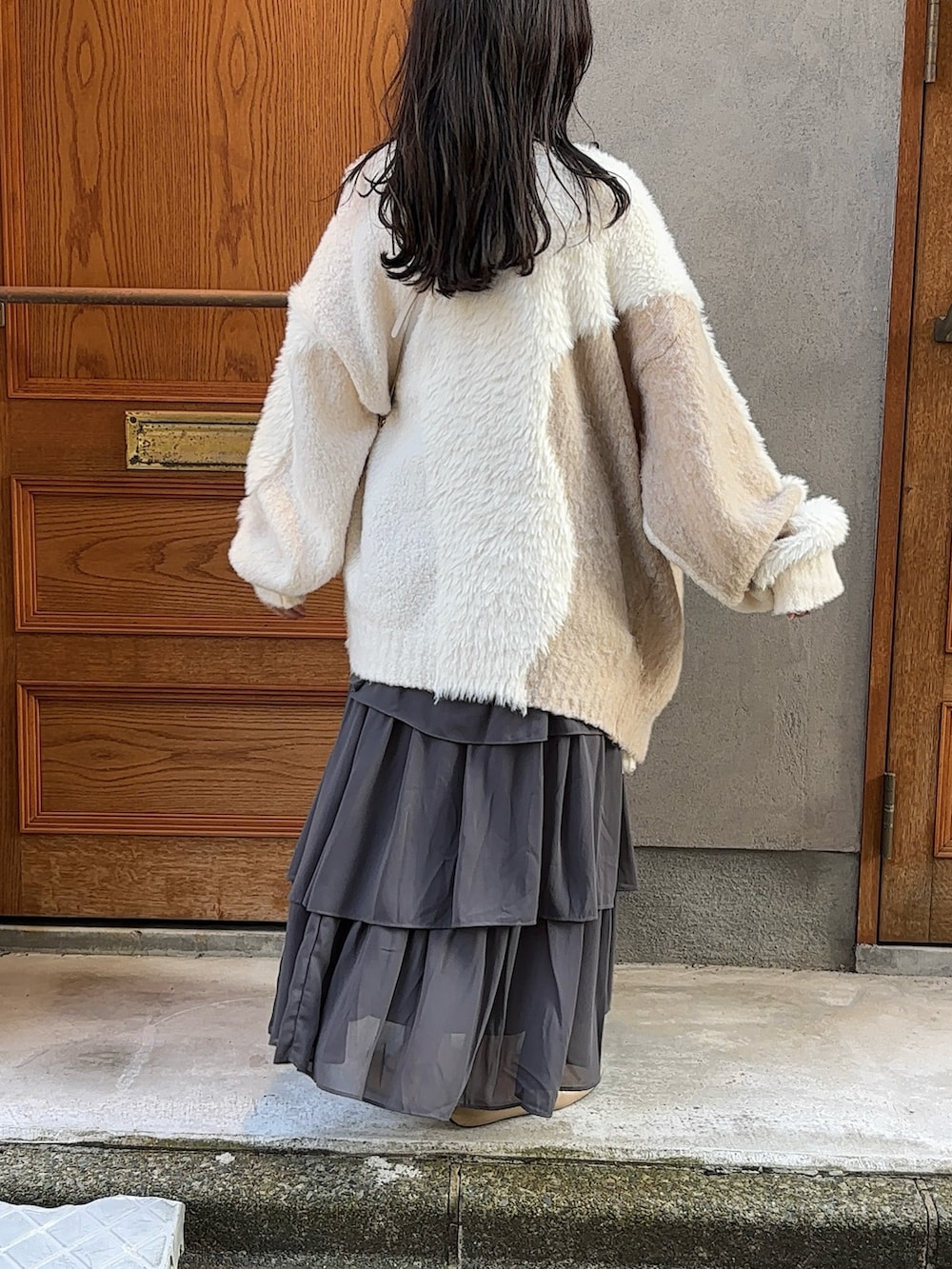 ホワイト系のカーディガン/ボレロ、グレー系のセットアップ、グレー系のパンプスを着用したレディースの秋コーディネートの3枚目の写真